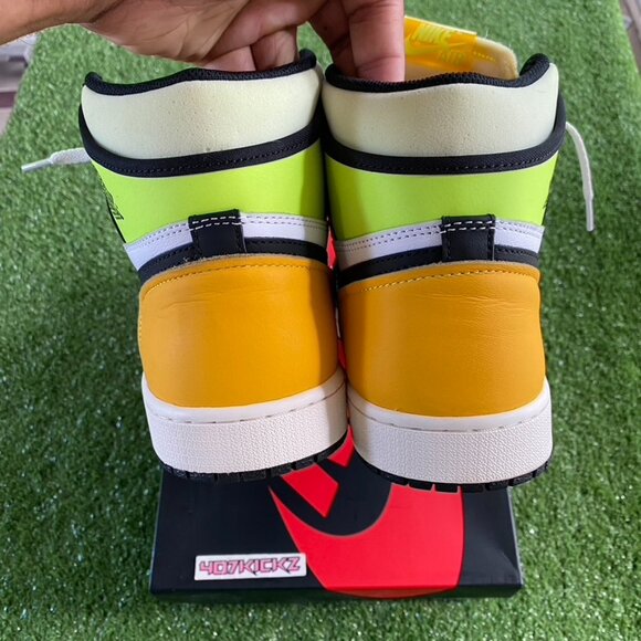 2021 AIR JORDAN 1 RETRO HIGH OG 'VOLT GOLD' size 12 - Picture 4 of 15
